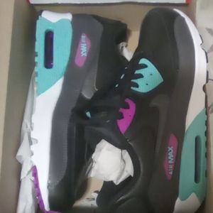 Tennis shoes